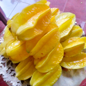 A picture of a pile of yellow starfruit