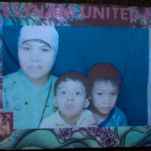 A picture of Ibu Quodar and her two young sons.